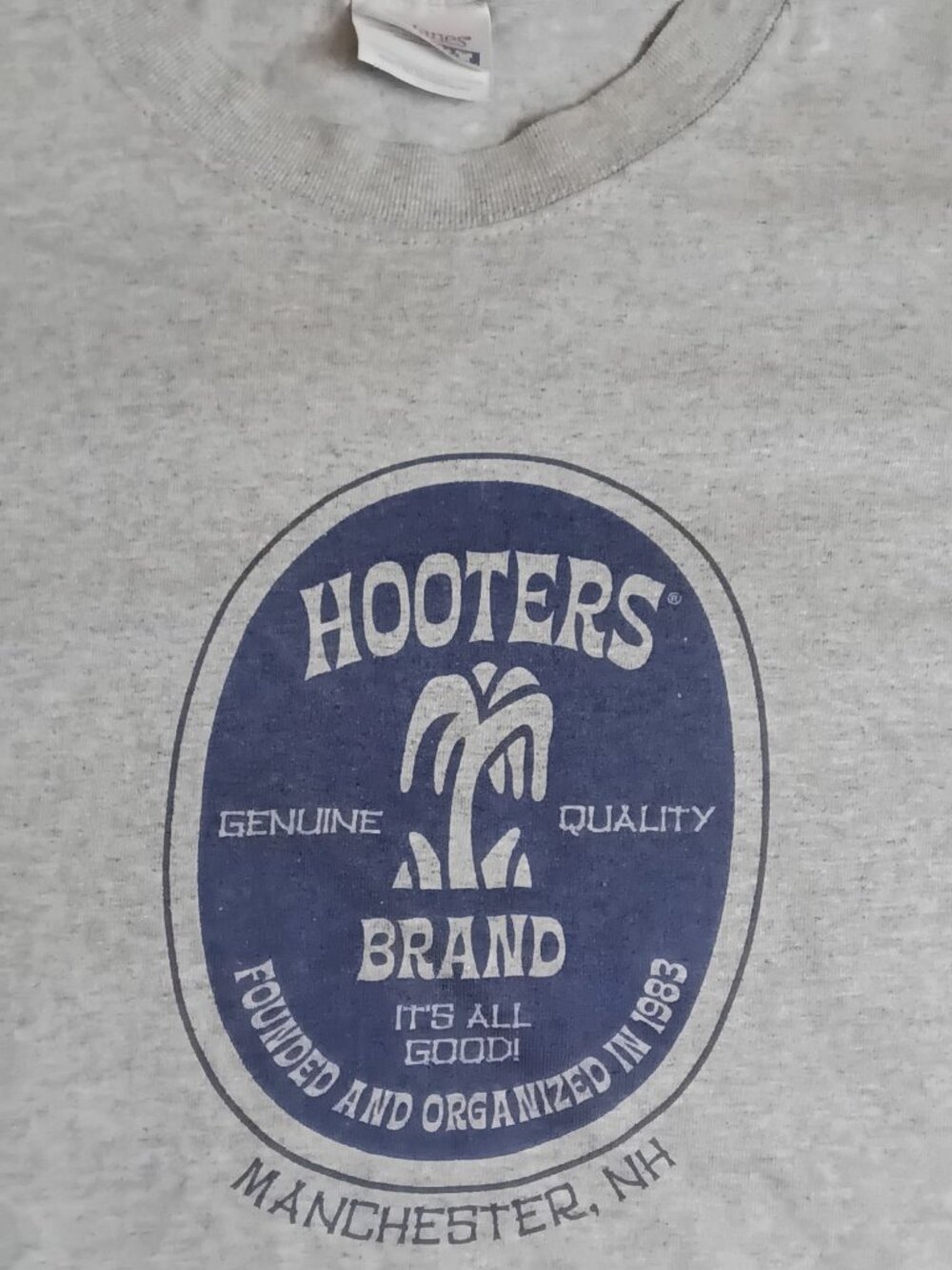 Hooters T-Shirt 2XL Manchester NH Beach Vibe Logo Palm Tree Collectible